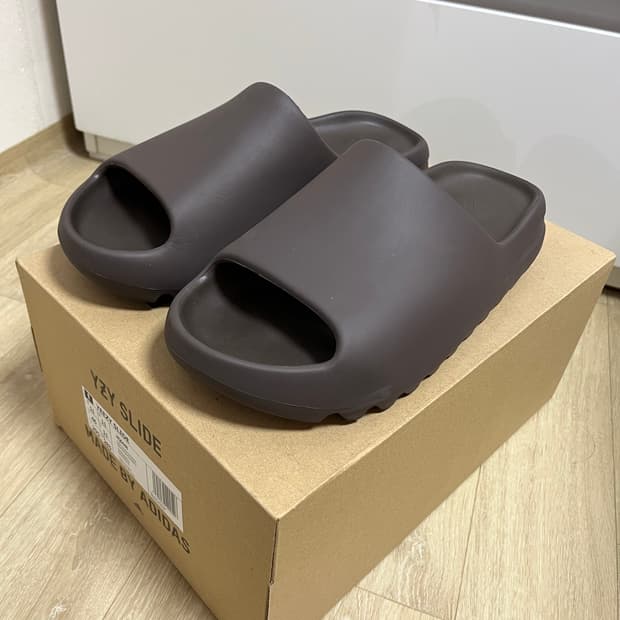 [285] 아디다스 이지 슬라이드 브라운 GX6141