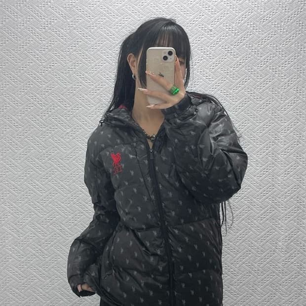 아디다스 올드스쿨 로고플레이 리버풀 덕다운 패딩 95 C08295