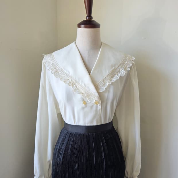 아이보리 빅카라 오간자 포인트 블라우스