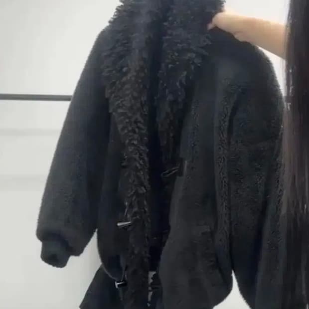 큐빈티지 블랙 퍼 떡볶이 코트 acr