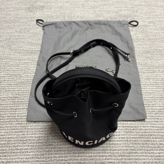 (새상품급) 발렌시아가 휠 버킷백 xs 드로우스트링