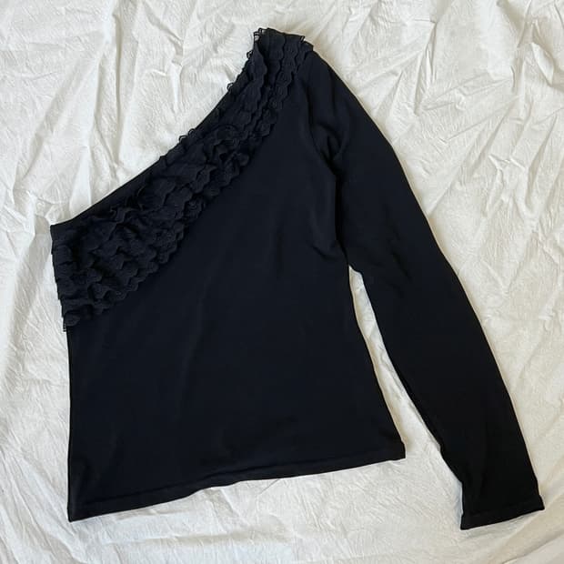 off-shoulder lace trimming  t-shirt