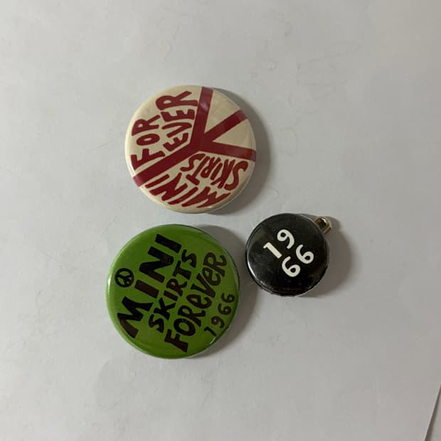 캐피탈 핀 미니스커트 뱃지