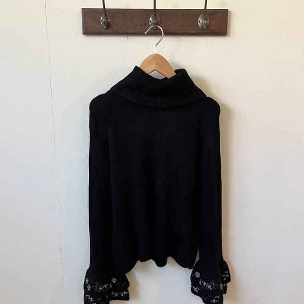 QUEENS COURT 핸드 플라워 터틀넥