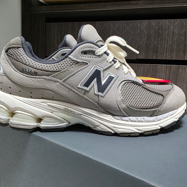 뉴발란스 2002R 265mm 그레이 사용감 적음