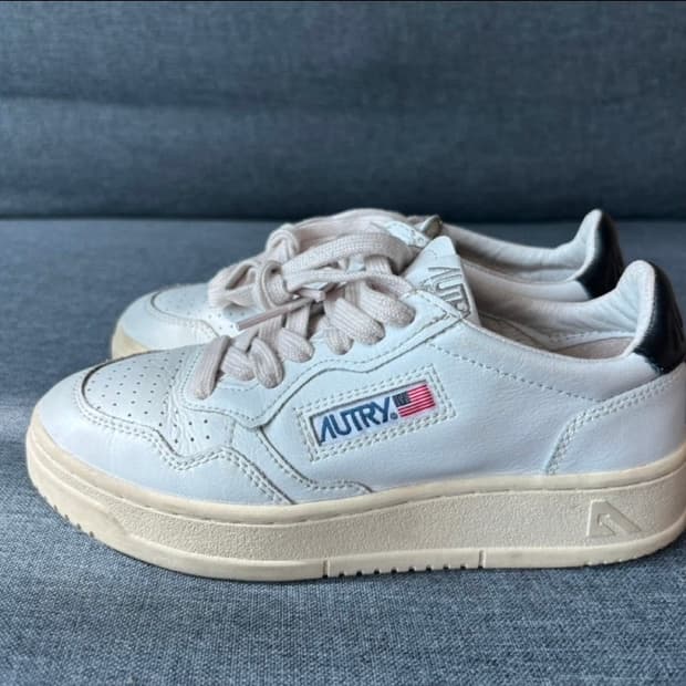 오트리 우먼즈 메달리스트 로우 블랙탭 EU35 AULW-LL22