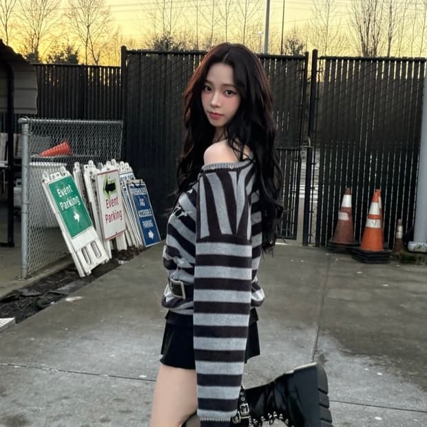 [카리나 착용] 셋업이엑스이 스트라이프 브이넥 맨투맨