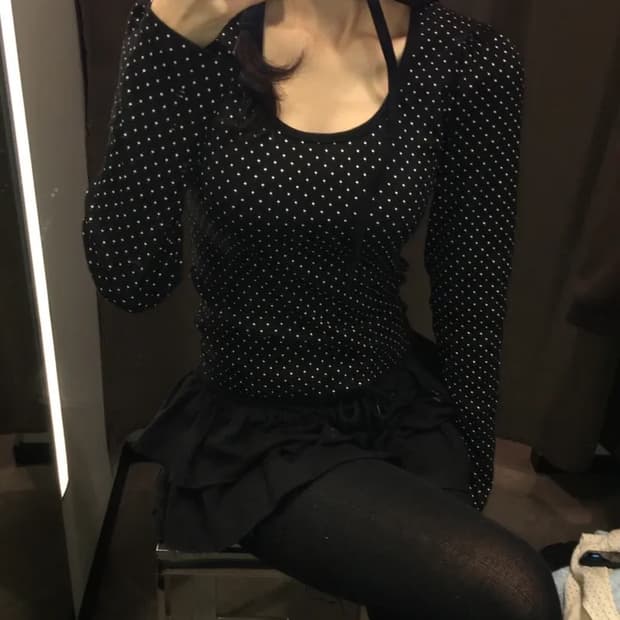 블랙 도트 퍼프 긴팔티