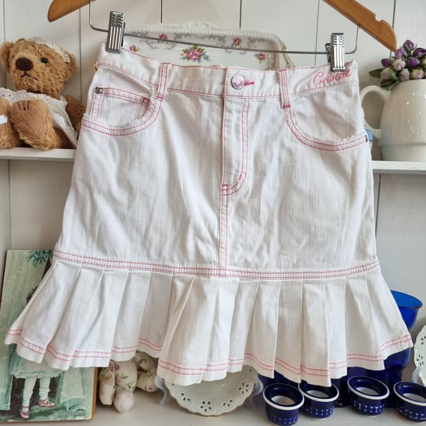 화이트 플리츠 미니스커트