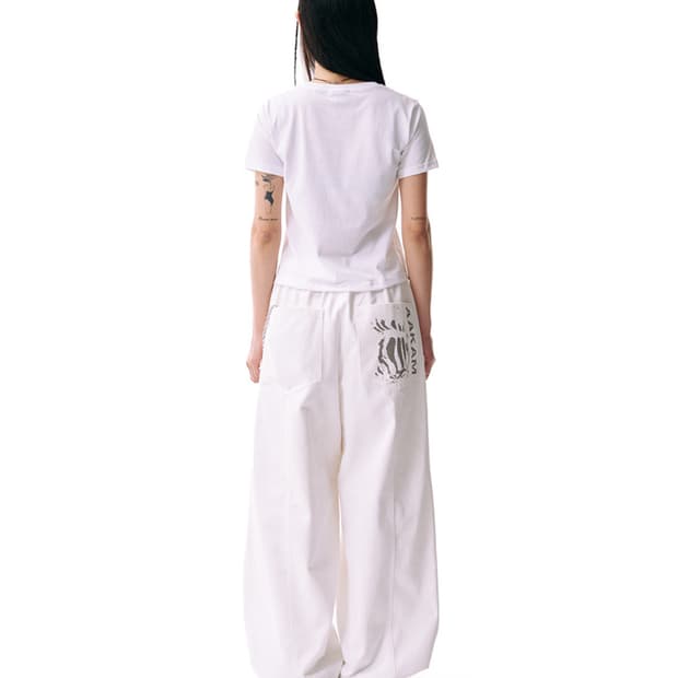 아캄 Knee Pin-tuck Printed Denim Pants