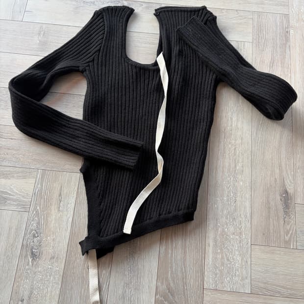 글로니 오픈숄더 니트