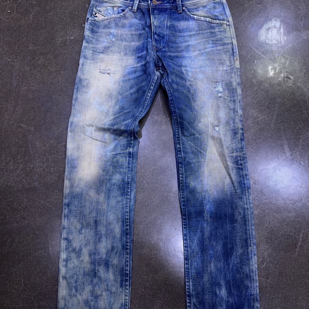 디젤 대런 빈티지 워싱 레귤러 슬림 테이퍼드핏 데님팬츠 32