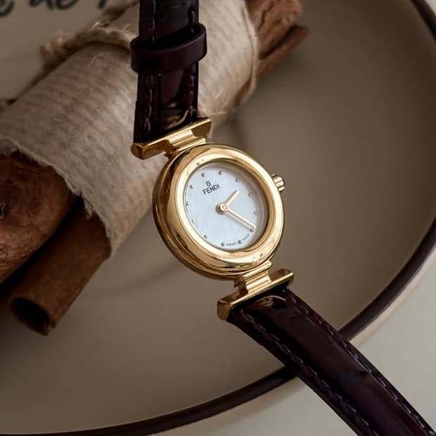 펜디 라운드 골드 도트 인덱스 시계