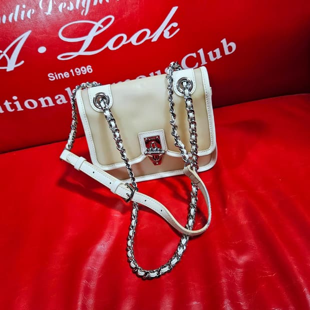 러브캣(LOVCAT) 우레탄 가죽 블럭 화이트 미니 체인백