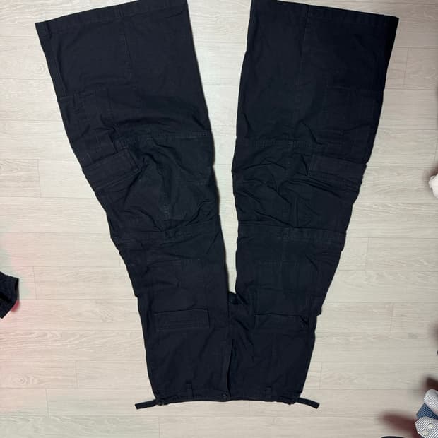 발렌시아가 립스탑 플레어 카고