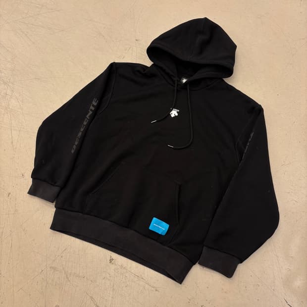 데상트 센터로고 사이드라인 후드티