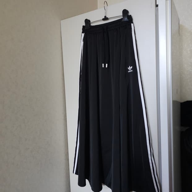 아디다스 삼선 블랙 롱 사틴 스커트