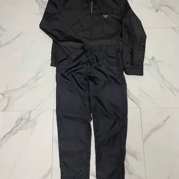 프라다 리나일론 트라이앵글 로고 셋업 50/48