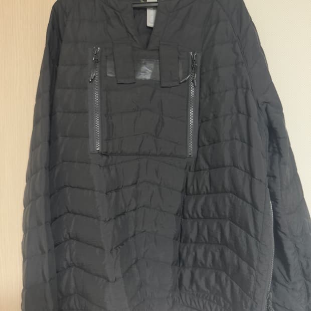 언어팩티드 패디드 풀오버 샘플