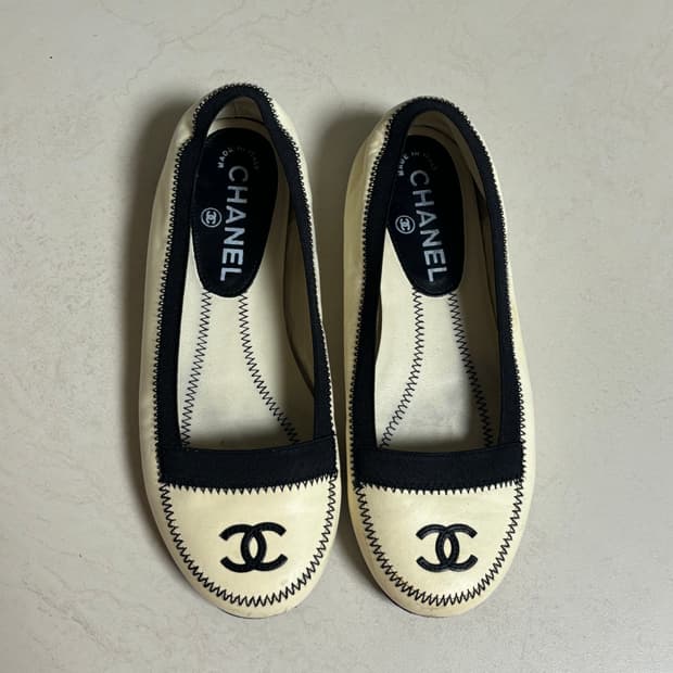 샤넬 화이트 레더 플랫슈즈