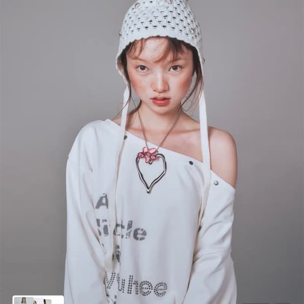 유희 YOUHEE 핫픽스 오프숄더 스웻셔츠 화이트