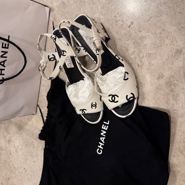 CHANEL 샤넬 CC로고 프린티드 램스킨 샌들 힐