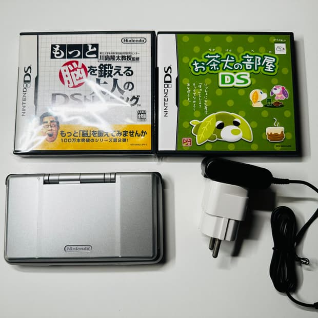 닌텐도 구형 DS 메탈릭 실버 + 충전기, 서비스 곽칩 2개 판매