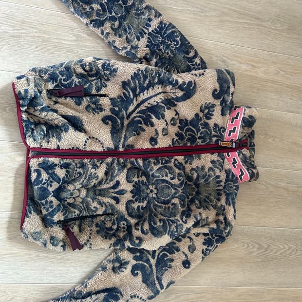 캐피탈 다마스크 패턴 마리아 플리스 집 블루종 베이지