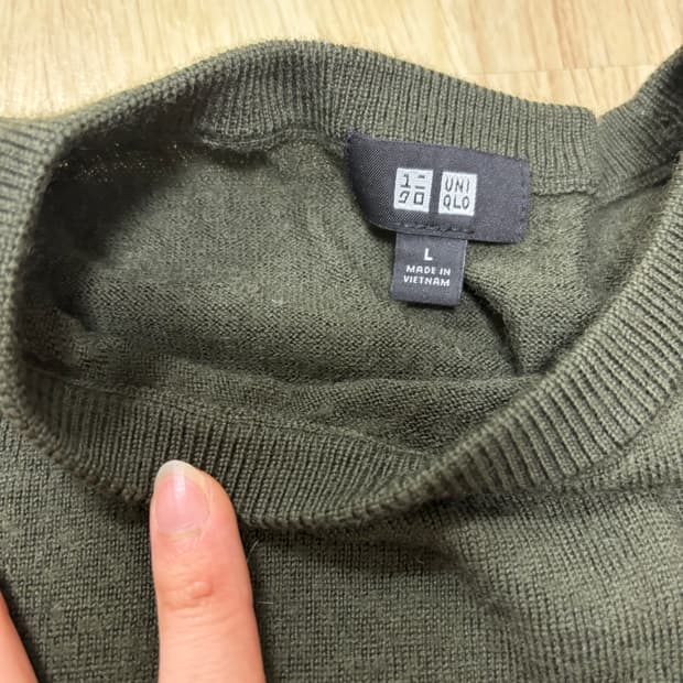 유니클로 라운드넥 니트 카키