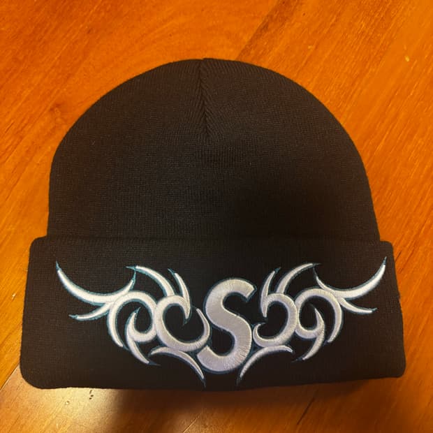 슈프림 뉴에라 트라이벌 s로고 비니 네이비 25FW