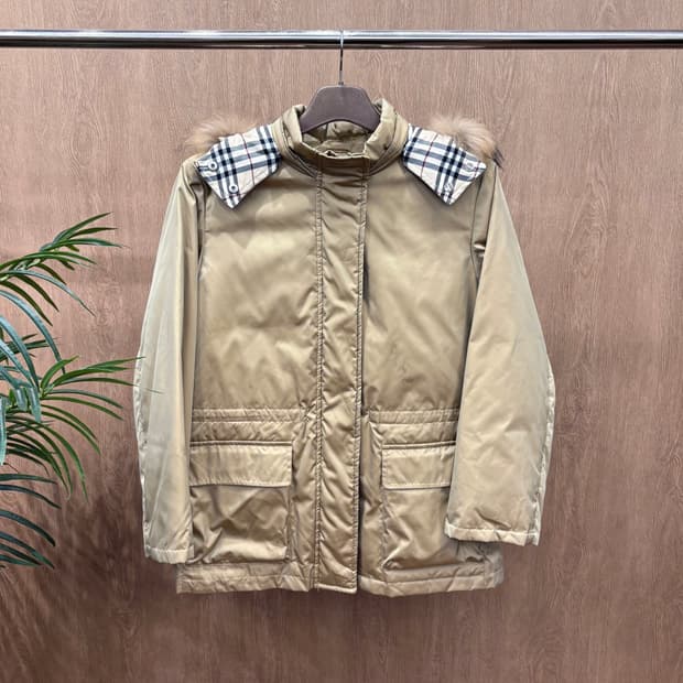 버버리 후드 다운 점퍼 클래식 체크 안감 레드 로고 자수 디테일 베이지
