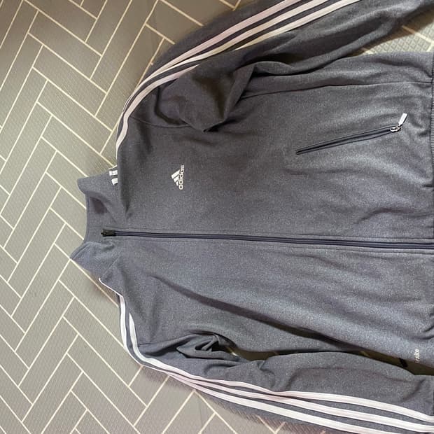 회색 아디다스져지