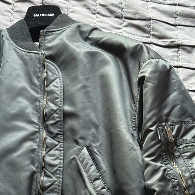 발렌시아가 스탠다드 봄버 M (TMO)