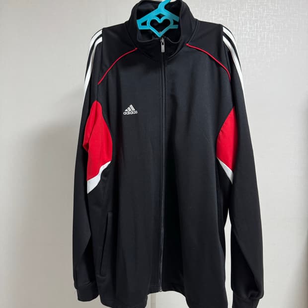 아디다스 검정/레드 삼선 트랙탑 110