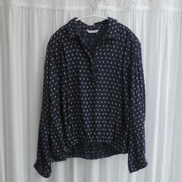 Flower collar navy blouse 
