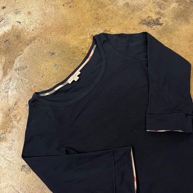 버버리 블랙 긴팔티셔츠