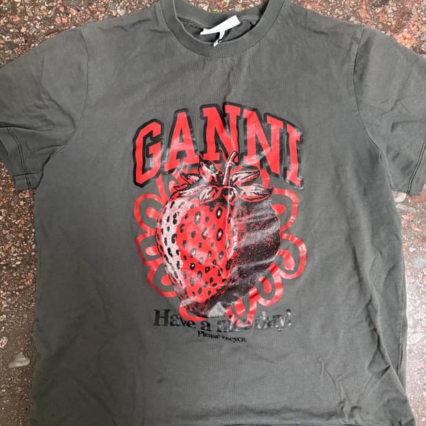 가니 딸기 프린팅 반팔 티셔츠