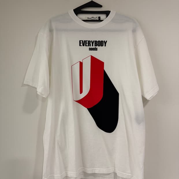 언더커버 'Everybody Needs U' 반팔 티셔츠(UC1F3808