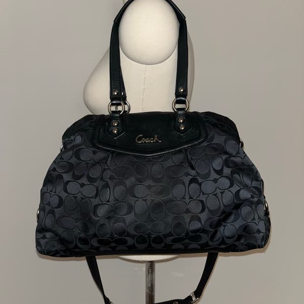 🎉BLACK FRIDAY🎉 Old Coach black bag