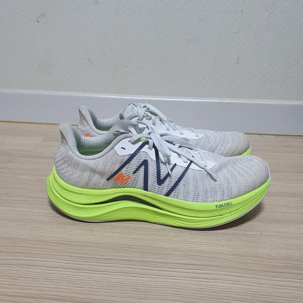 뉴발란스 퓨어셀 프로펠 v4 러닝화 285