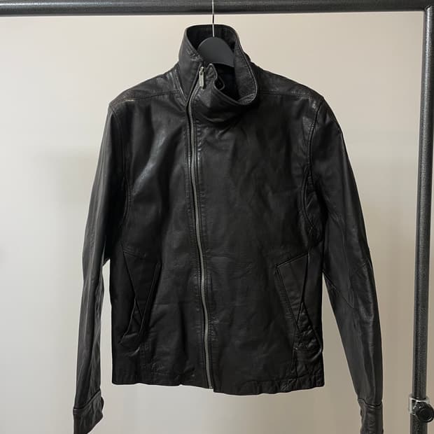 (100) 코데즈컴바인 딥브라운 하이넥 사선 지퍼 소가죽 자켓