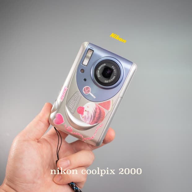 최상급 컨디션의 니콘 쿨픽스 2000 (뉴진스 디카)
