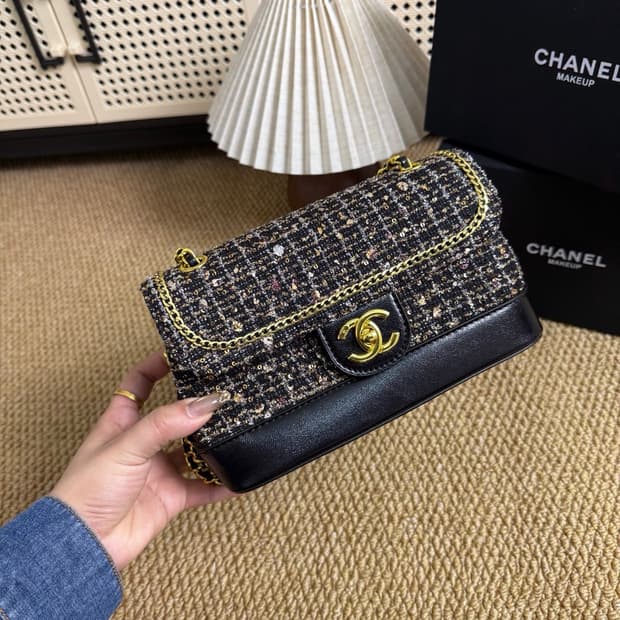 샤넬VIC 리미티드 러프 트위드 플립 커버백 블랙
Chanel Rough