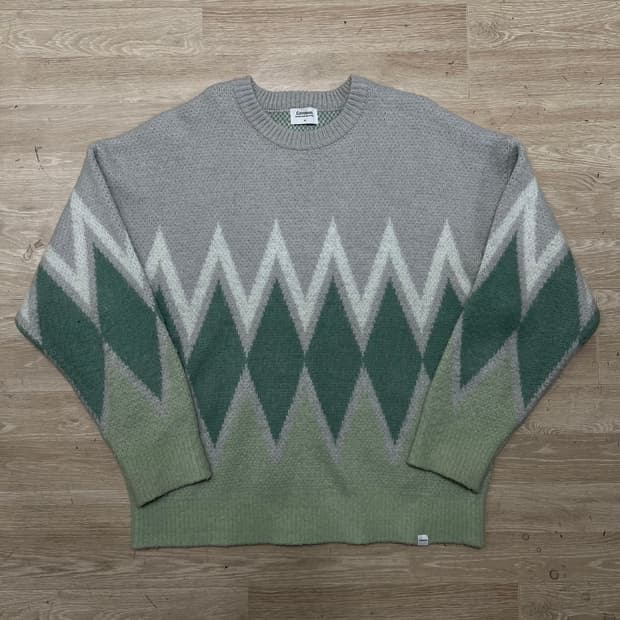 포근한 모헤어와 모직 소재가 혼용되어 보온성이 뛰어나며, 전면의 큼지막한