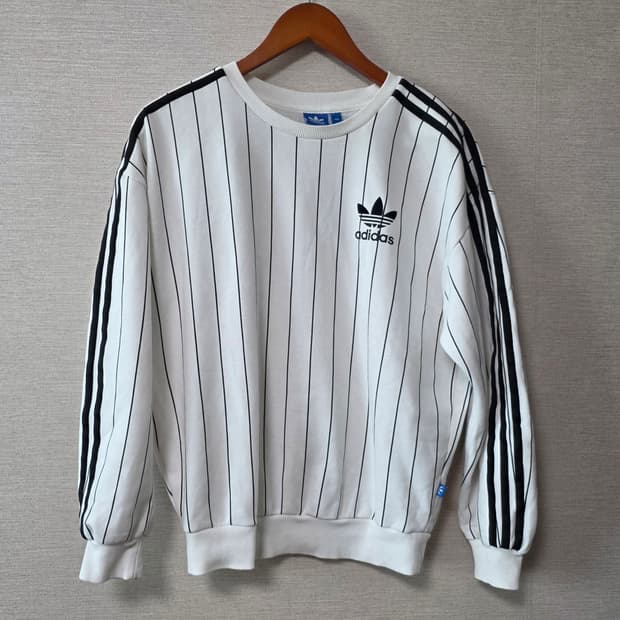 아디다스 블랙 스트라이프 맨투맨 