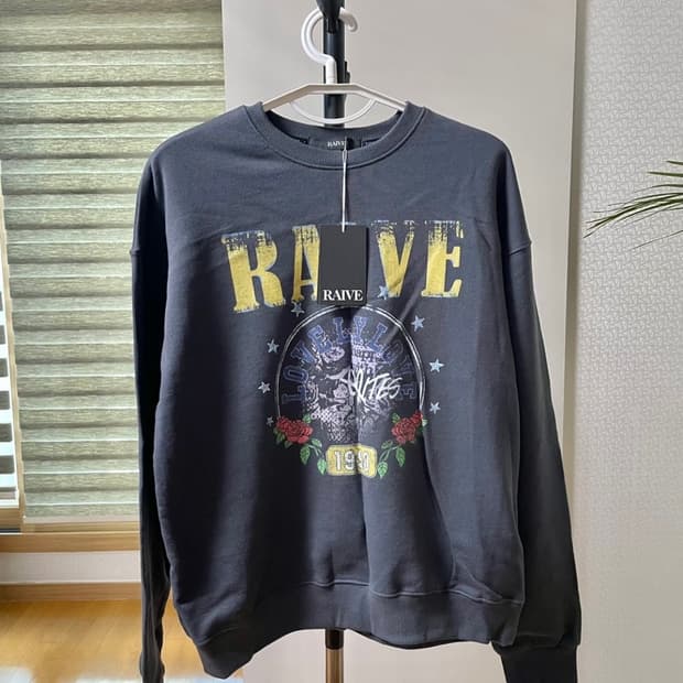 (레이브 RAIVE) 러브 바이트 그래픽 맨투맨