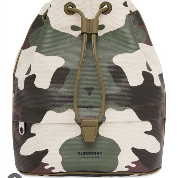 (중고)버버리 그린 카모플라쥬 코팅 캔버스 포이베 드로스트링 파우치