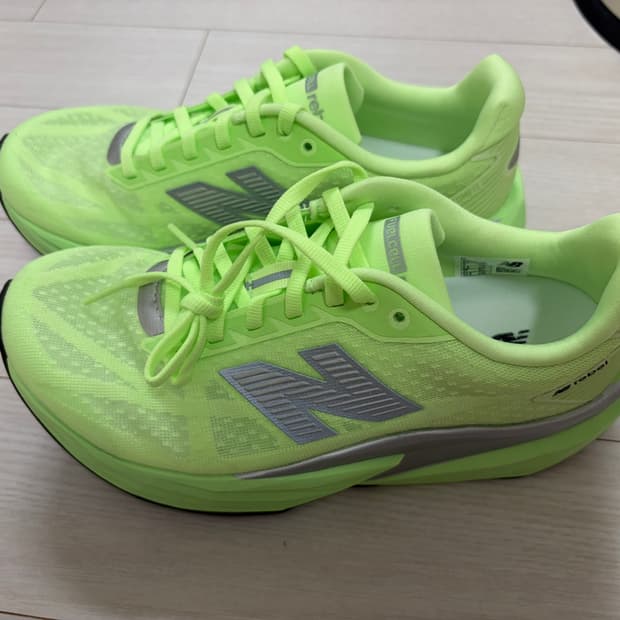 뉴발란스 레벨 볼트 235 러닝화