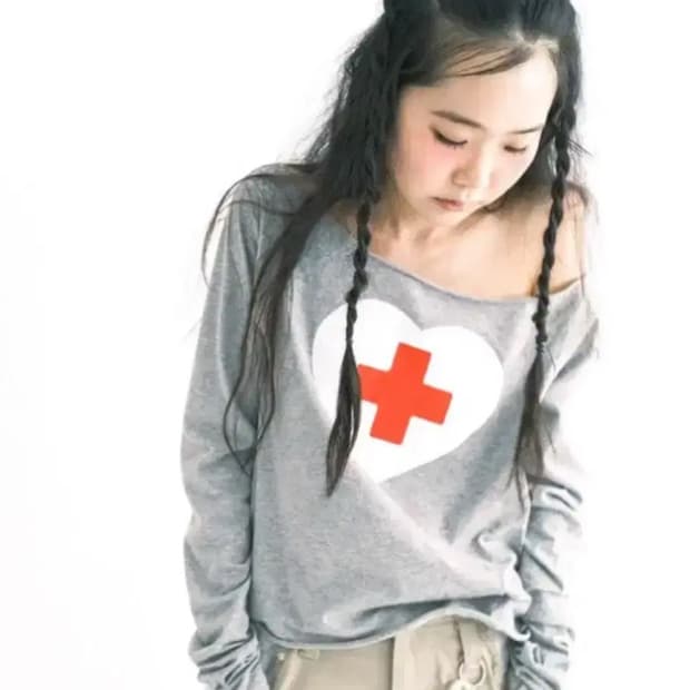 샵페어리 체리쉬 하트컷 오프 티셔츠 그레이 판매합니다