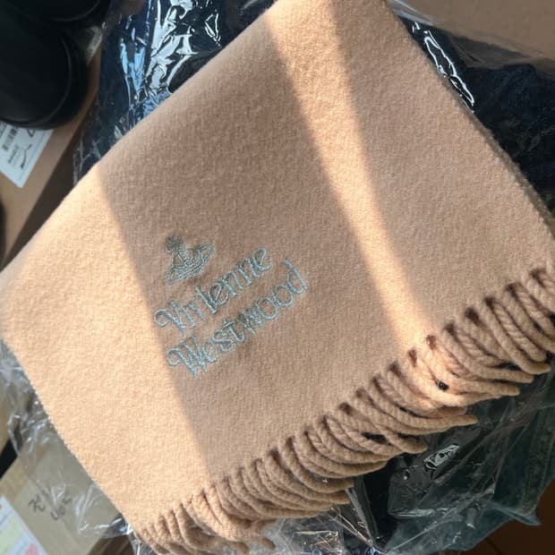 비비안웨스트우드 머플러 베이지 카멜 / 목도리